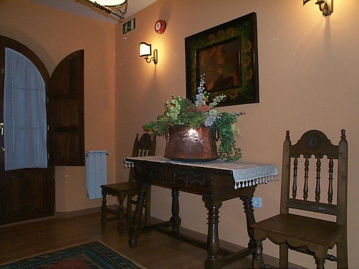 Posada De La Abadia - Adults Only Сантильяна-дель-Мар Экстерьер фото