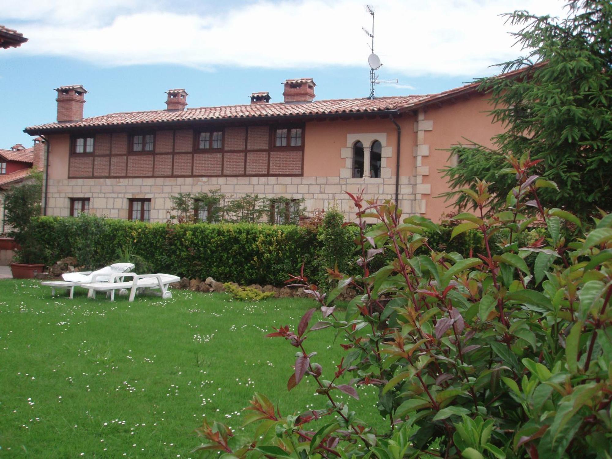 Posada De La Abadia - Adults Only Сантильяна-дель-Мар Экстерьер фото