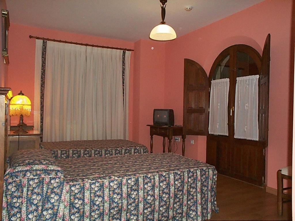 Posada De La Abadia - Adults Only Сантильяна-дель-Мар Номер фото